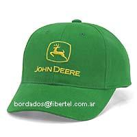 Bordamos logotipos institucionales en gorras e indumentaria.